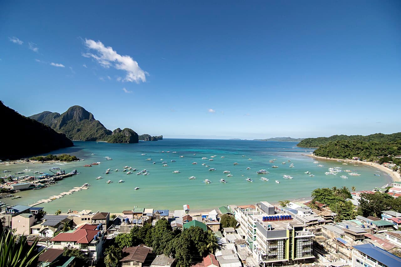 El Nido Bay with limestone cliffs