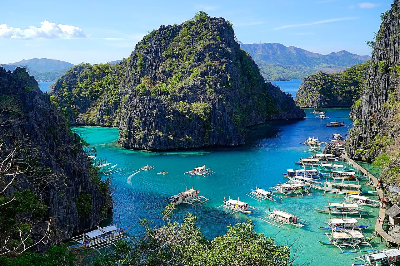 Kayangan Lake crystal clear water
